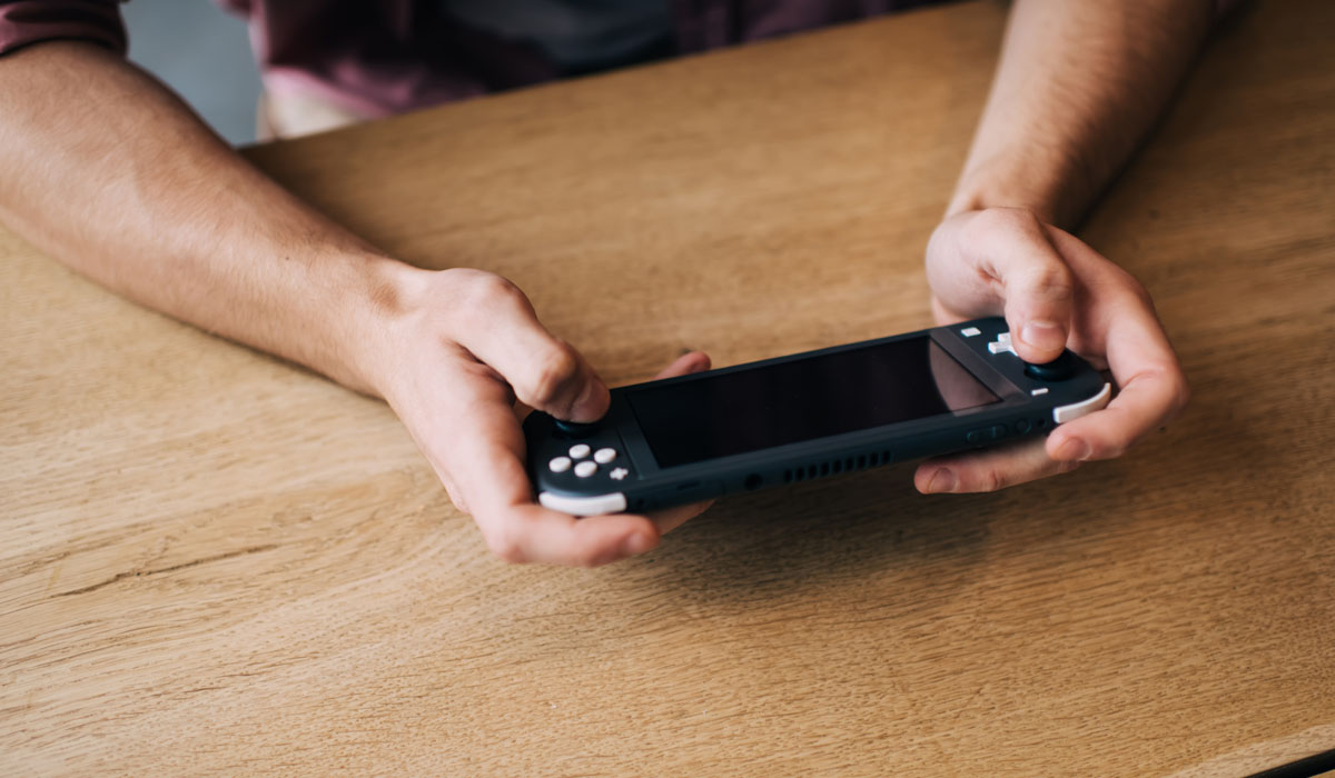 Ergonomia para consoles portáteis: dicas essenciais para proteger o corpo durante os jogos